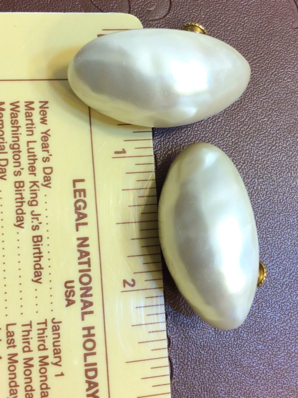 Vintage Cream-colored Acrylic/Lucite Faux Pearl Oval Screw Back Clip-on Earrings